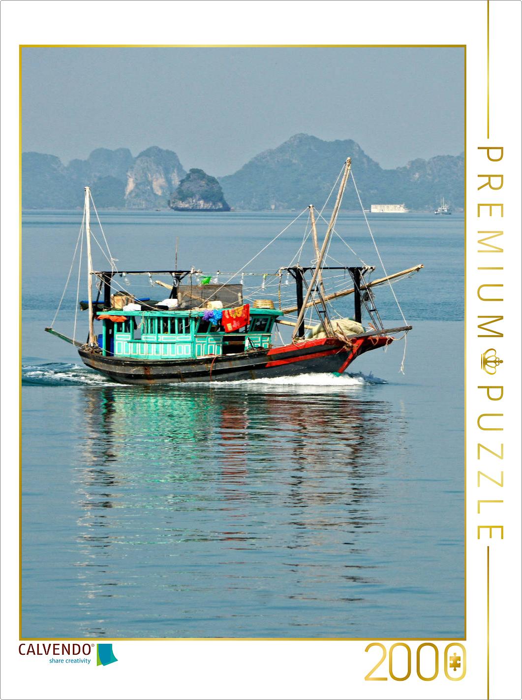 Fischerboot in der Ha Long Bucht, Vietnam