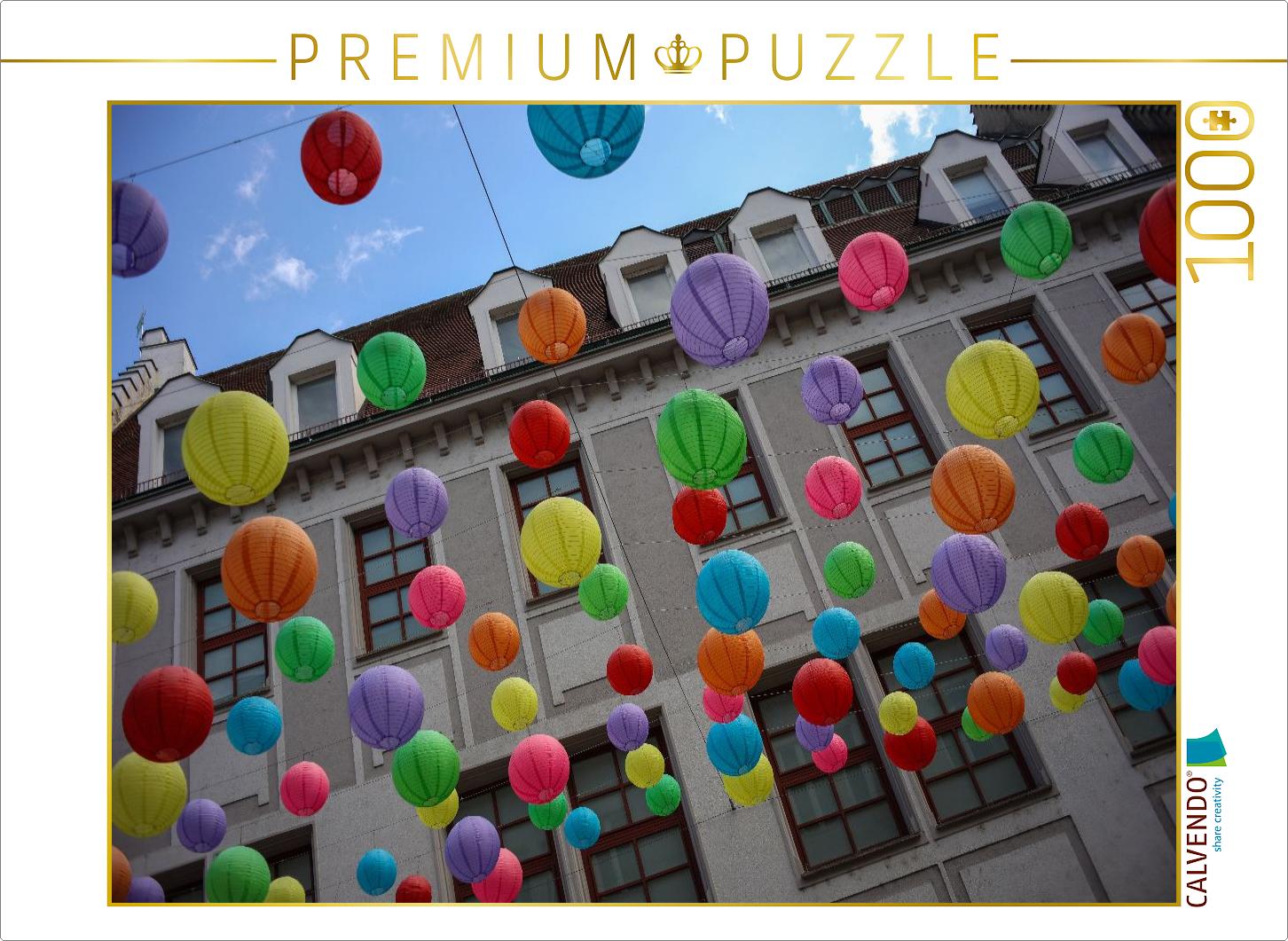 Bunte Lampions in der Fußgängerzone in Augsburg