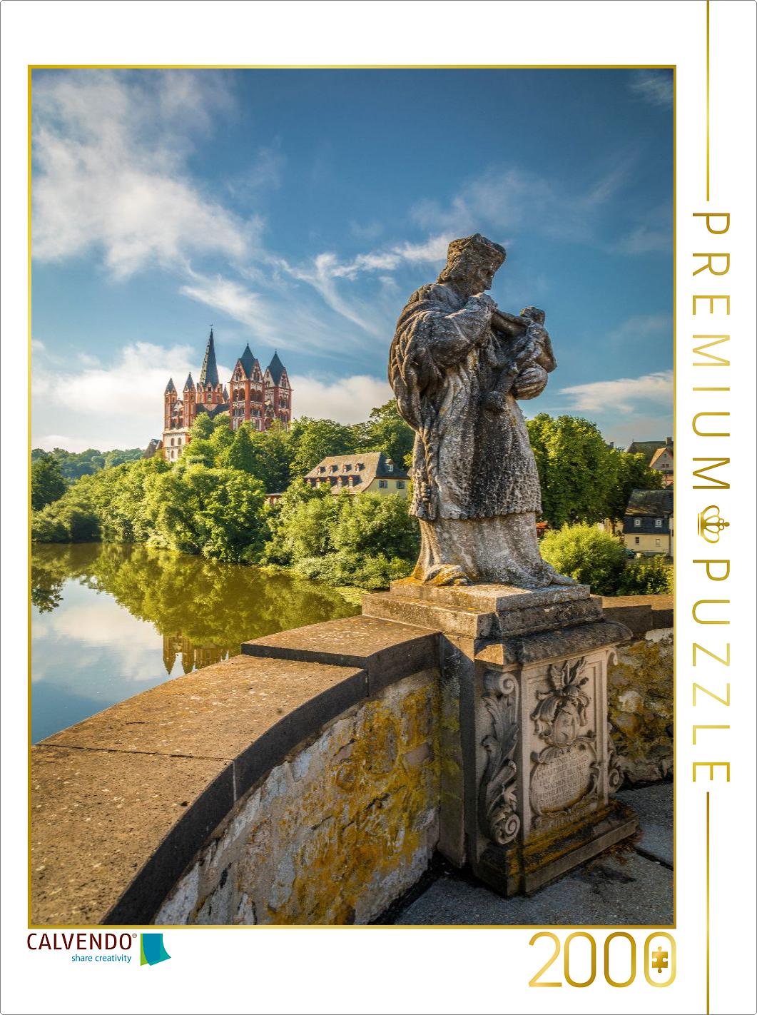 Nepomukstatue auf der alten Lahnbrücke mit dem Limburger Dom, Hessen